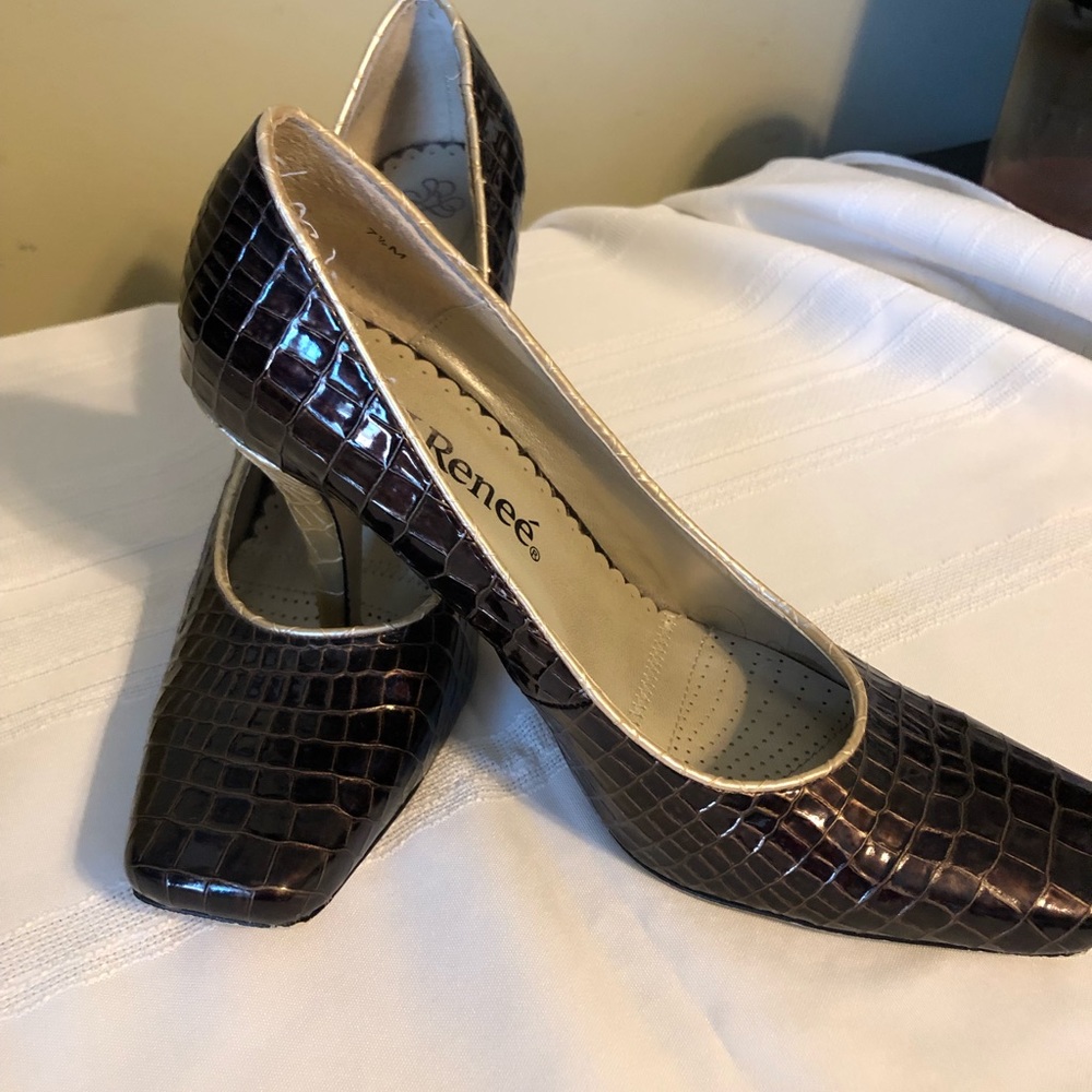 STUNNING EUC J. Renee Croc Two-Toned Heel